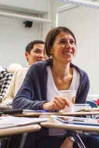 Adultes souriant suivant une formation de Welcome Formations