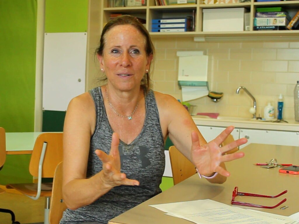 Professionnelle sourde utilisant la langue des signes