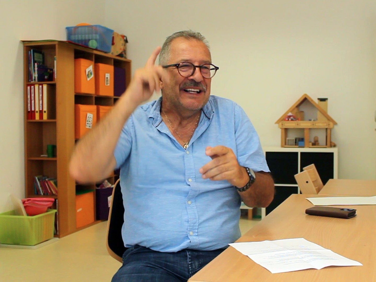 Homme sourd utilisant la langue des signes