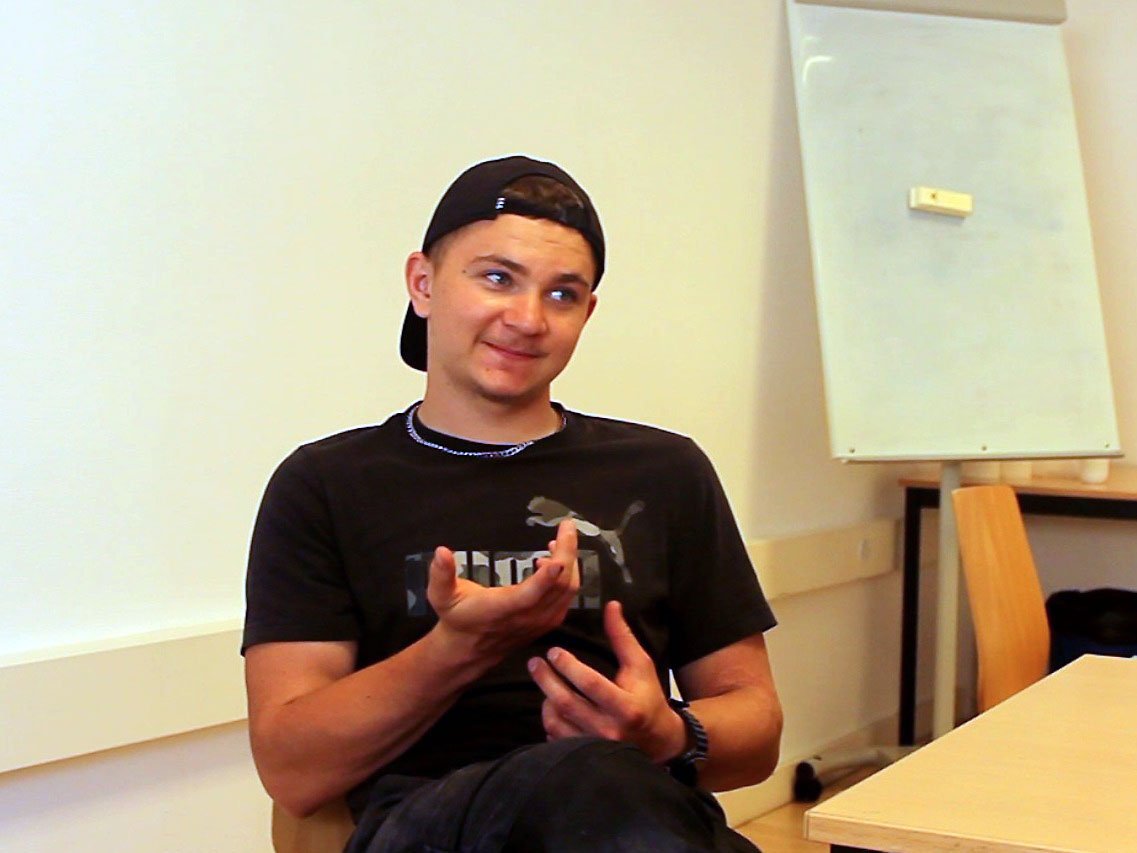 Jeune homme utilisant la lange des signes