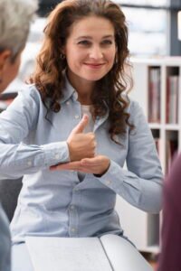 Travailleur sourd utilisant la langue des signes au bureau